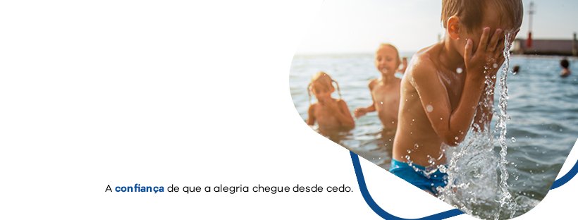 Criança brincando alegremente